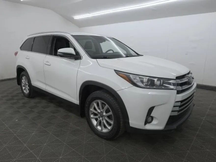 2019 Toyota Highlander XLE Sport photo 1