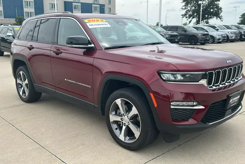 2023 Jeep Cherokee Base photo 1