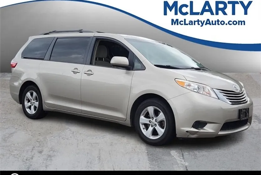 2015 Toyota Sienna LE photo 1