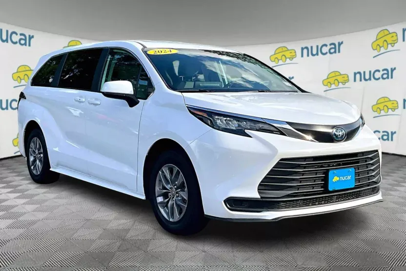2024 Toyota Sienna LE photo 1