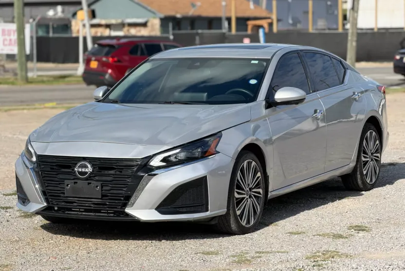 2023 Nissan Altima 2.5 SL photo 1