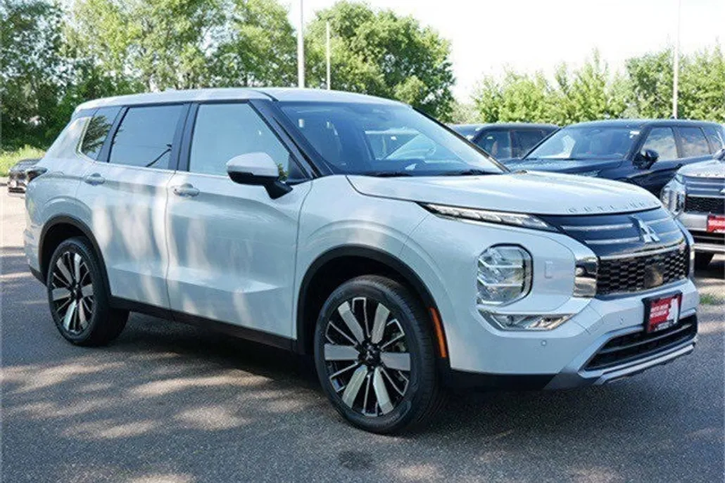 2025 Mitsubishi Outlander SE photo 1