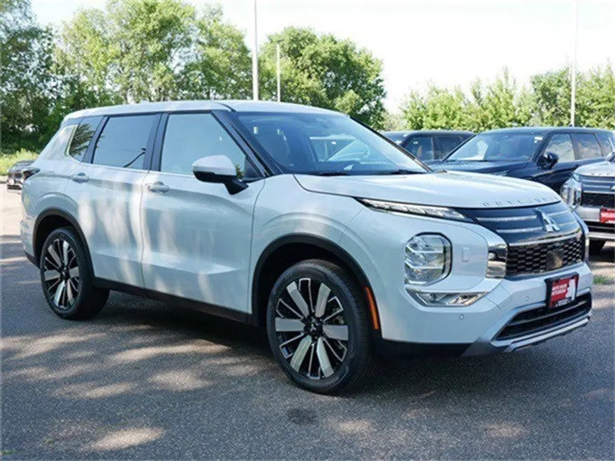 2025 Mitsubishi Outlander SE photo 1