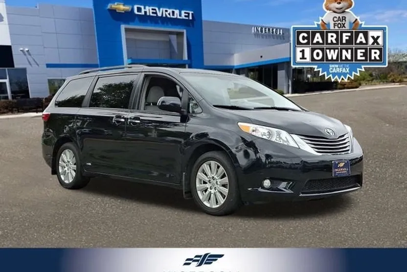 2017 Toyota Sienna XLE photo 1