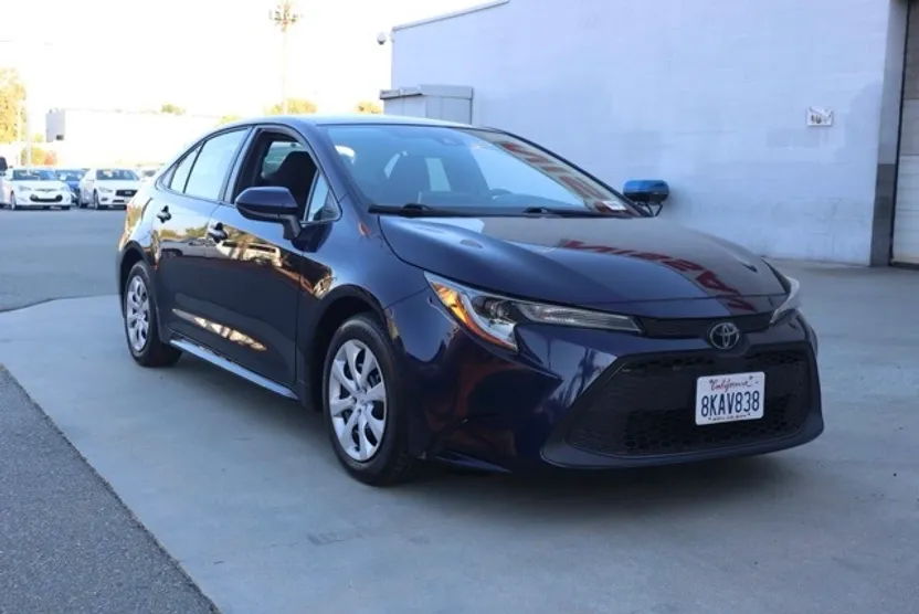 2020 Toyota Corolla LE photo 1