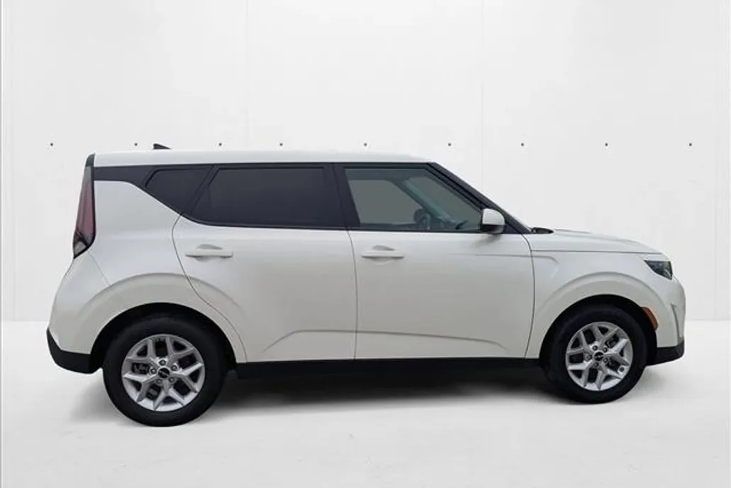 2023 Kia Soul LX photo 1