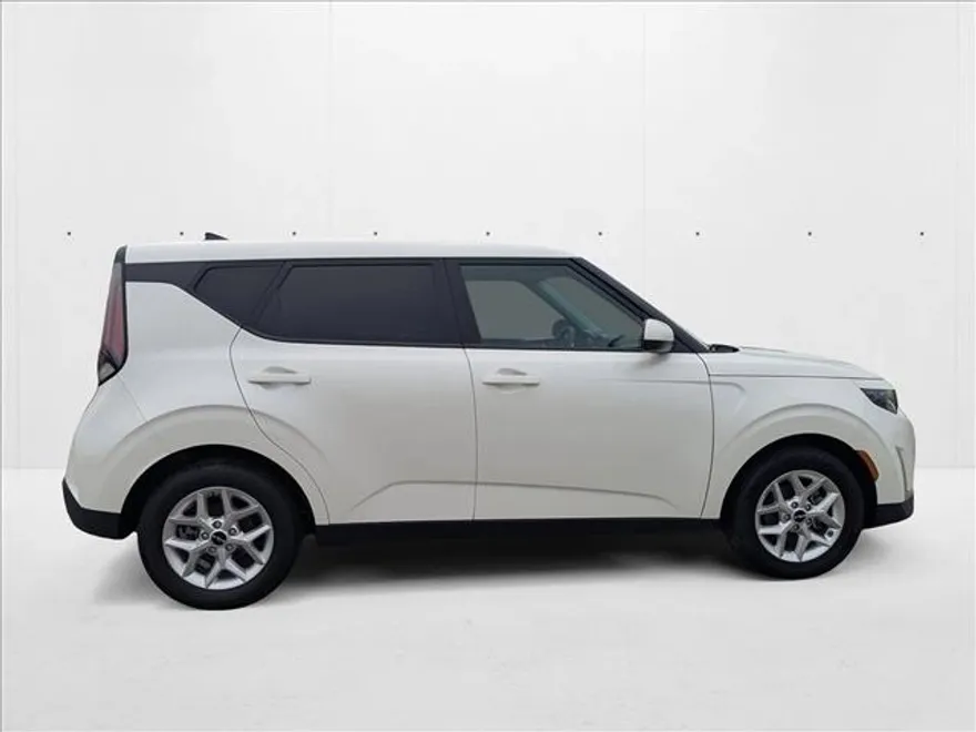 2023 Kia Soul LX photo 1