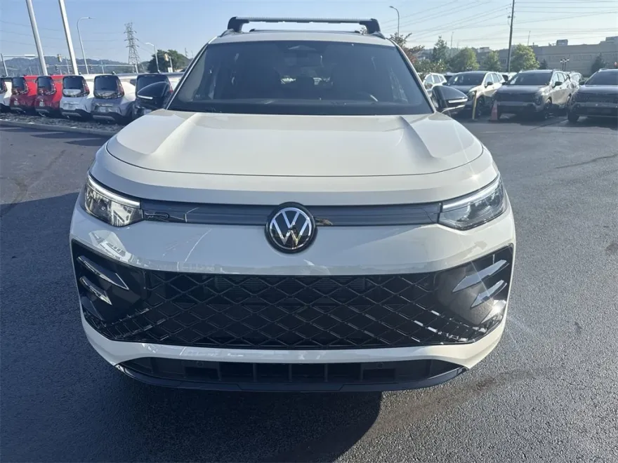 2025 Volkswagen Tiguan SE R-Line Black photo 1