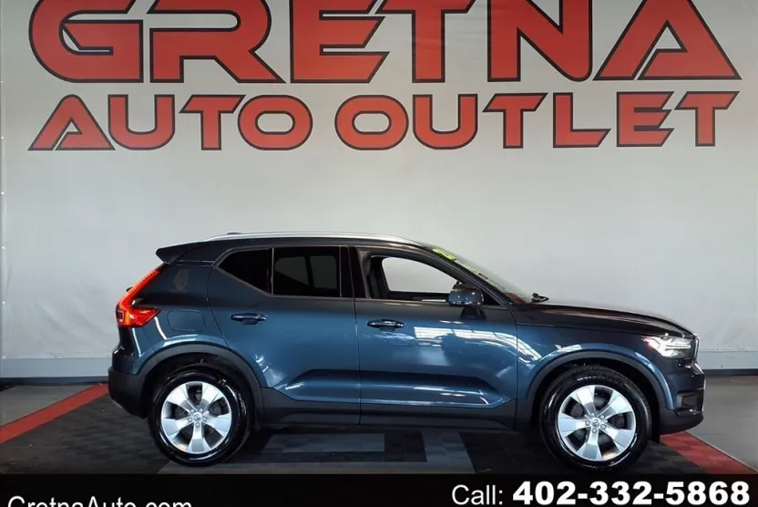 2021 Volvo XC40 Momentum photo 1