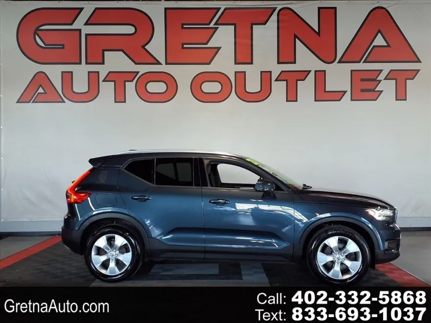 2021 Volvo XC40 Momentum photo 1