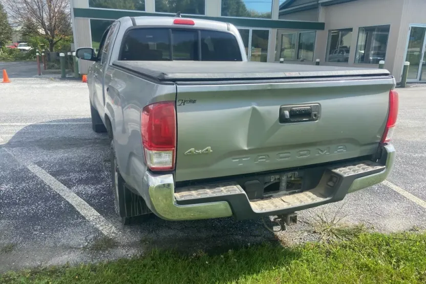 2017 Toyota Tacoma SR5 photo 1