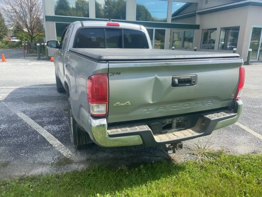 2017 Toyota Tacoma SR5 photo 1