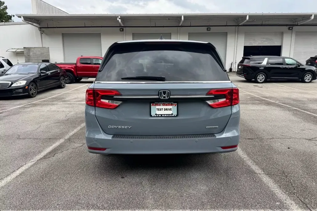 2024 Honda Odyssey Touring photo 1