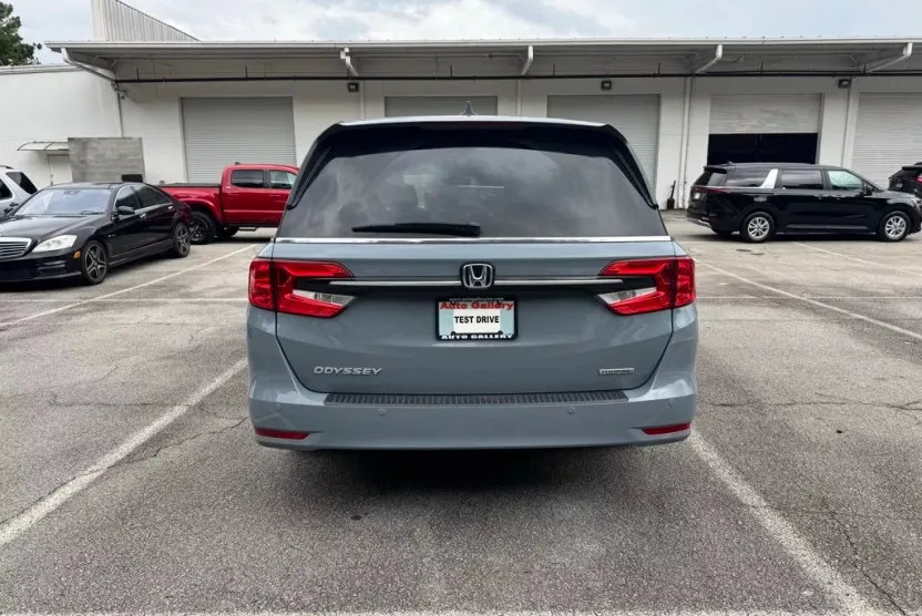 2024 Honda Odyssey Touring photo 1