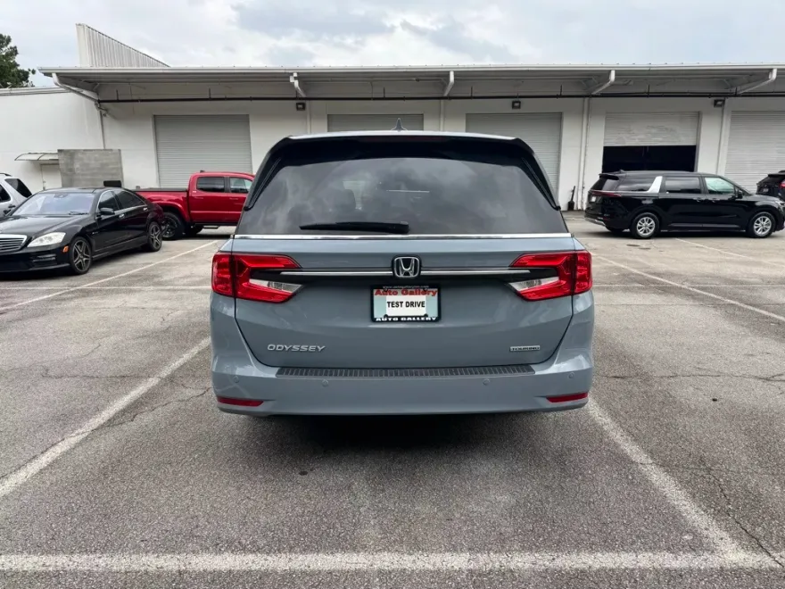 2024 Honda Odyssey Touring photo 1
