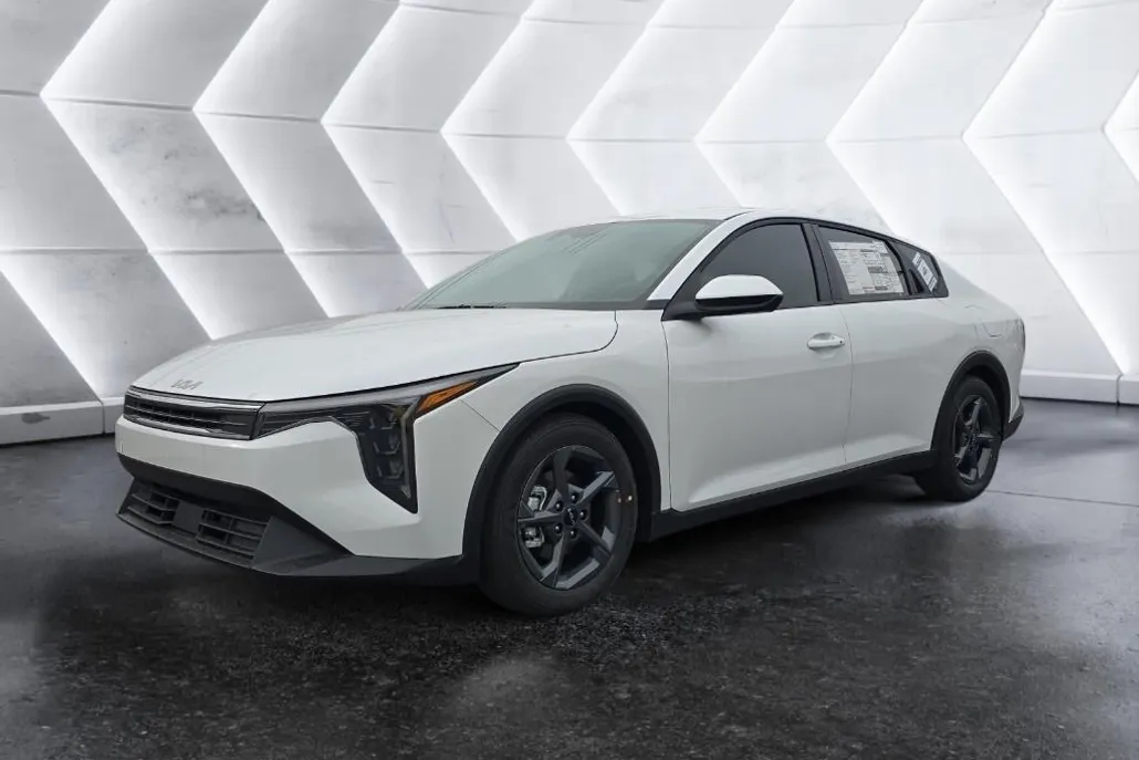 2025 Kia K4 LXS photo 1