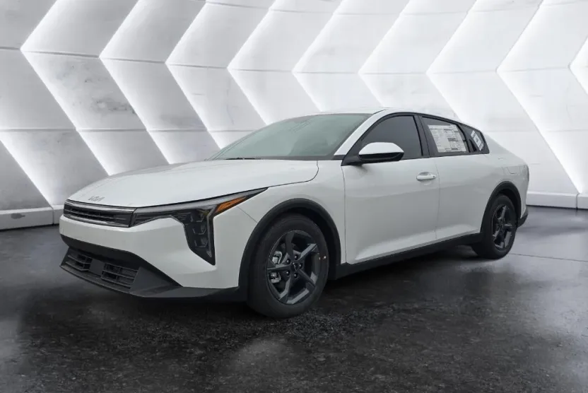 2025 Kia K4 LXS photo 1