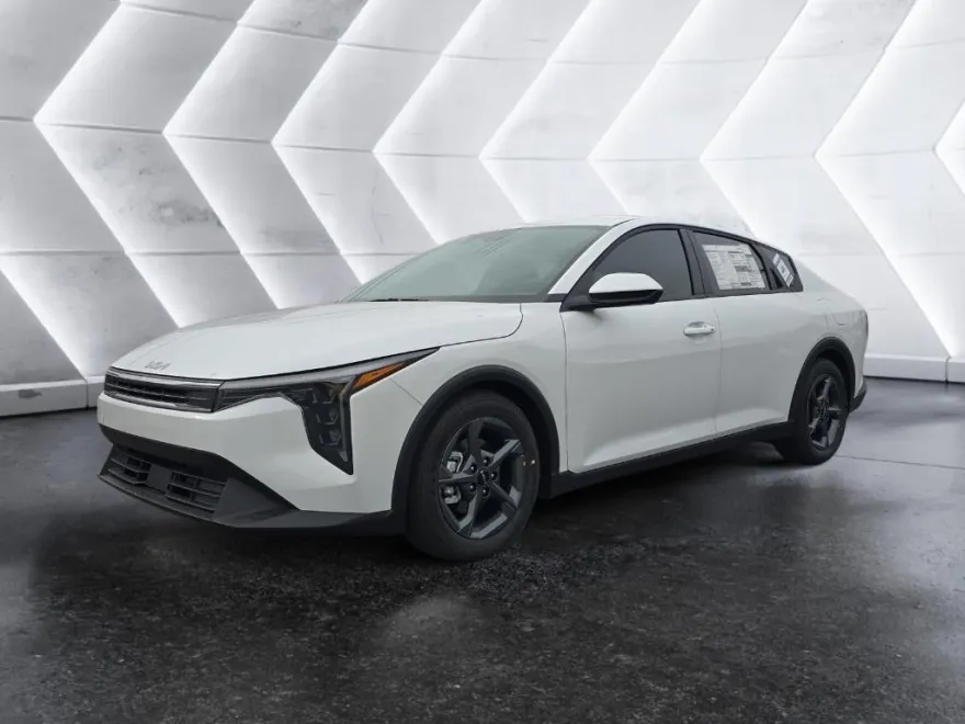 2025 Kia K4 LXS photo 1