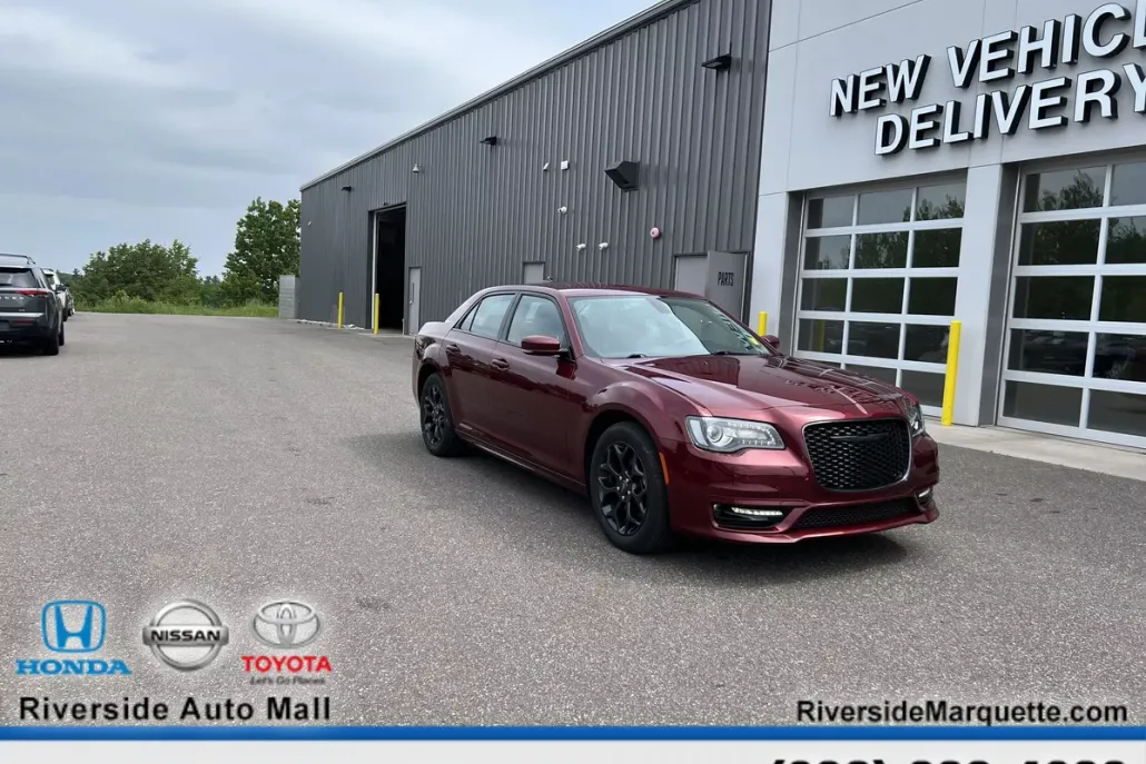 2023 Chrysler 300 Touring L photo 1