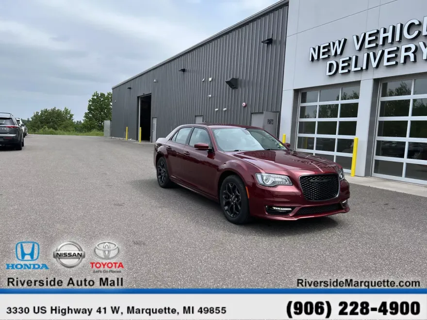 2023 Chrysler 300 Touring L photo 1