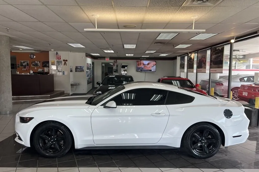 2017 Ford Mustang V6 photo 1