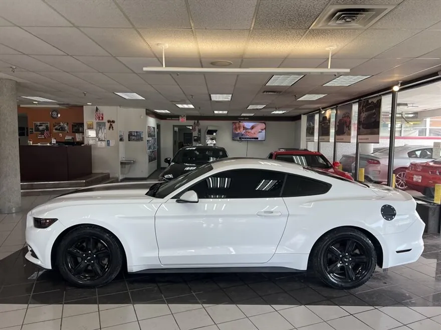 2017 Ford Mustang V6 photo 1