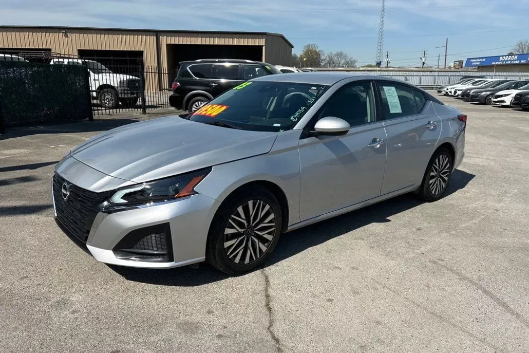 2023 Nissan Altima 2.5 SV photo 1