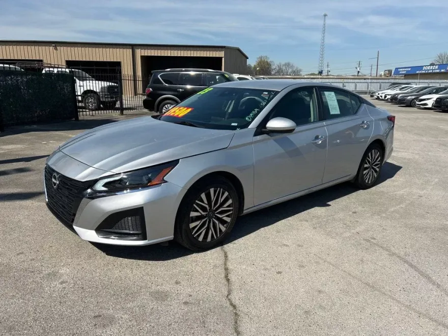 2023 Nissan Altima 2.5 SV photo 1