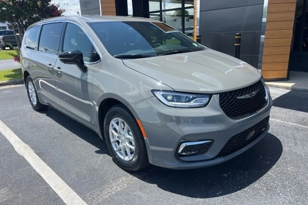 2025 Chrysler Pacifica photo 1