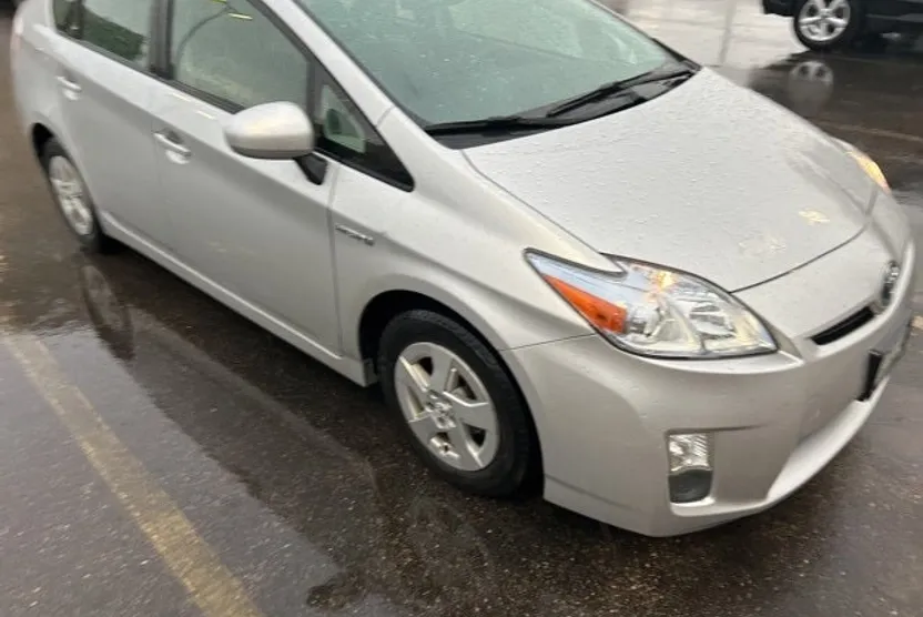 2010 Toyota Prius Three photo 1