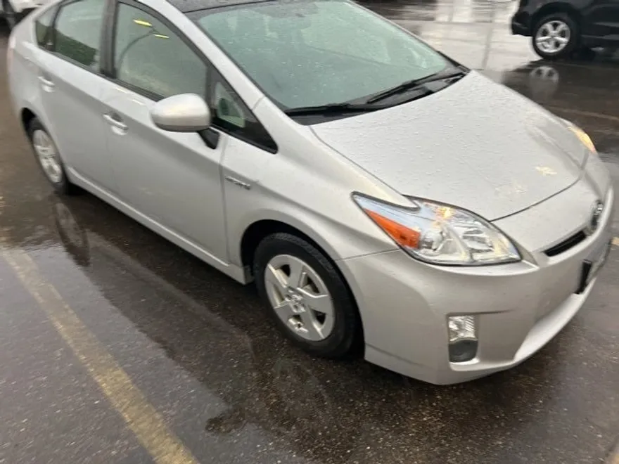 2010 Toyota Prius Three photo 1