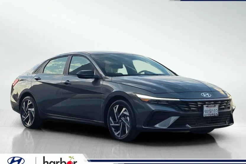 2025 Hyundai Elantra SEL Sport photo 1