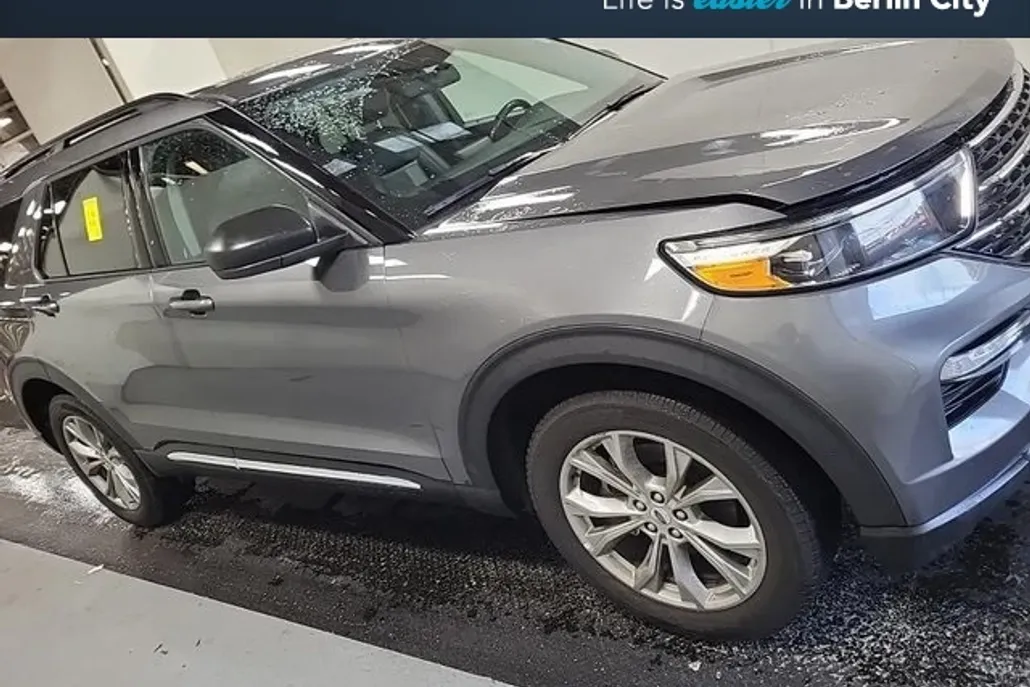 2023 Ford Explorer XLT photo 1