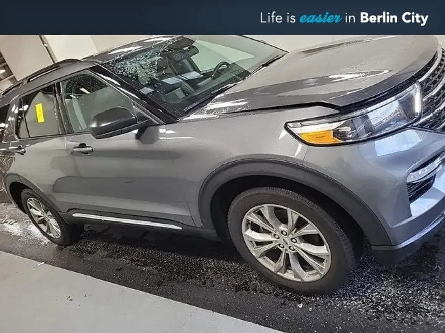 2023 Ford Explorer XLT photo 1
