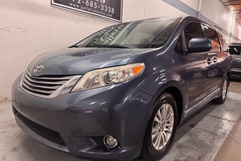2016 Toyota Sienna XLE Premium photo 1