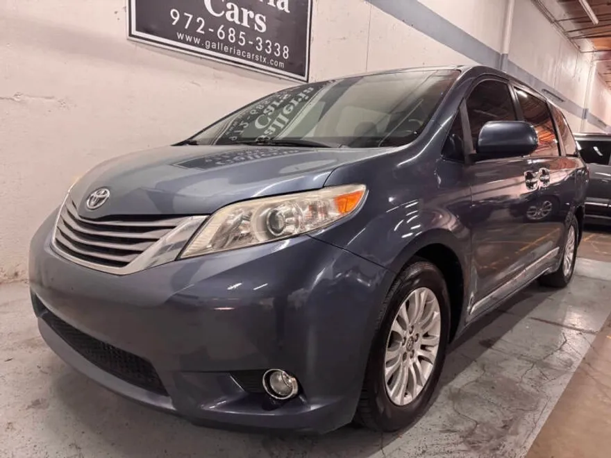 2016 Toyota Sienna XLE Premium photo 1