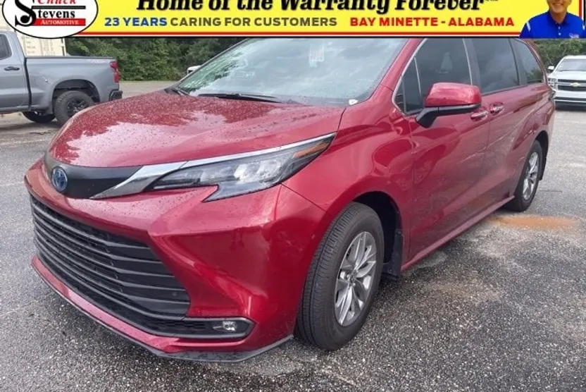 2025 Toyota Sienna XLE photo 1