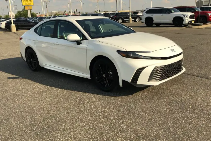 2025 Toyota Camry SE photo 1