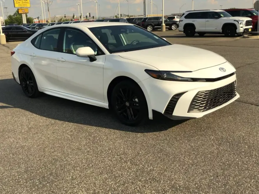 2025 Toyota Camry SE photo 1