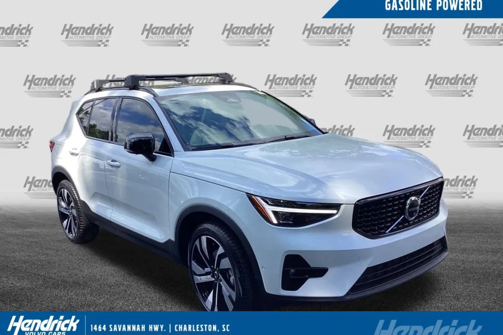 2026 Volvo XC40 AWD Core photo 1