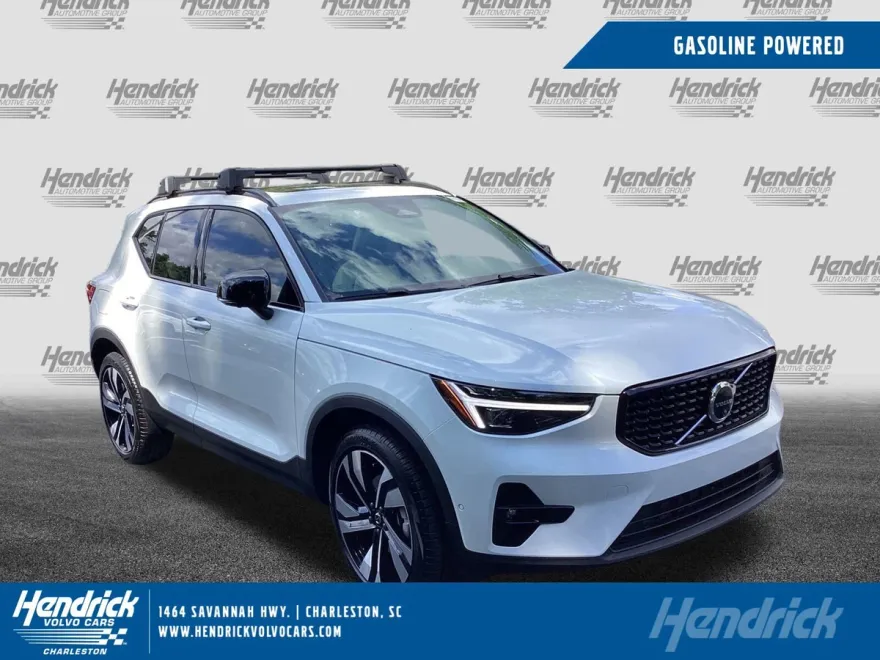 2026 Volvo XC40 AWD Core photo 1