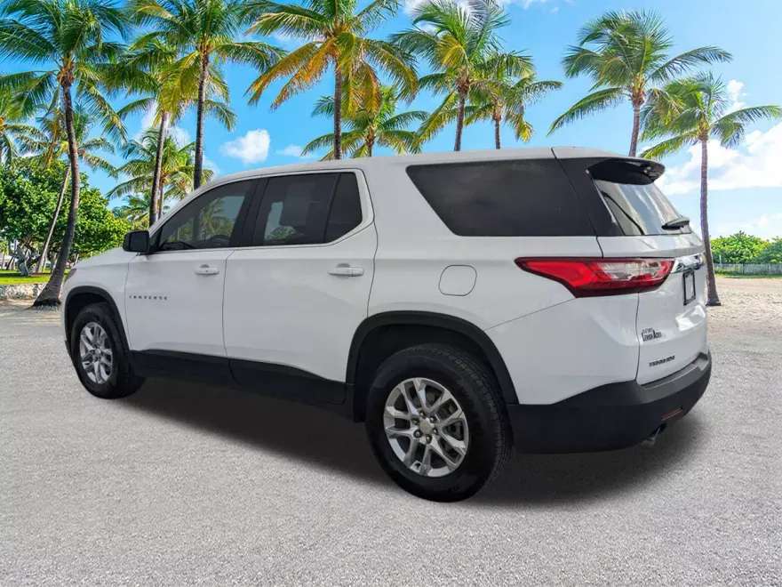 2021 Chevrolet Traverse LS photo 1