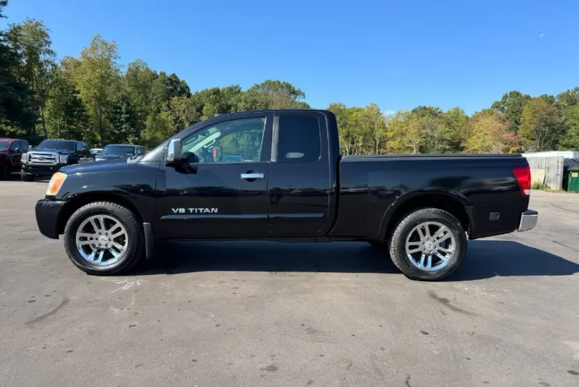 2012 Nissan Titan SL photo 1