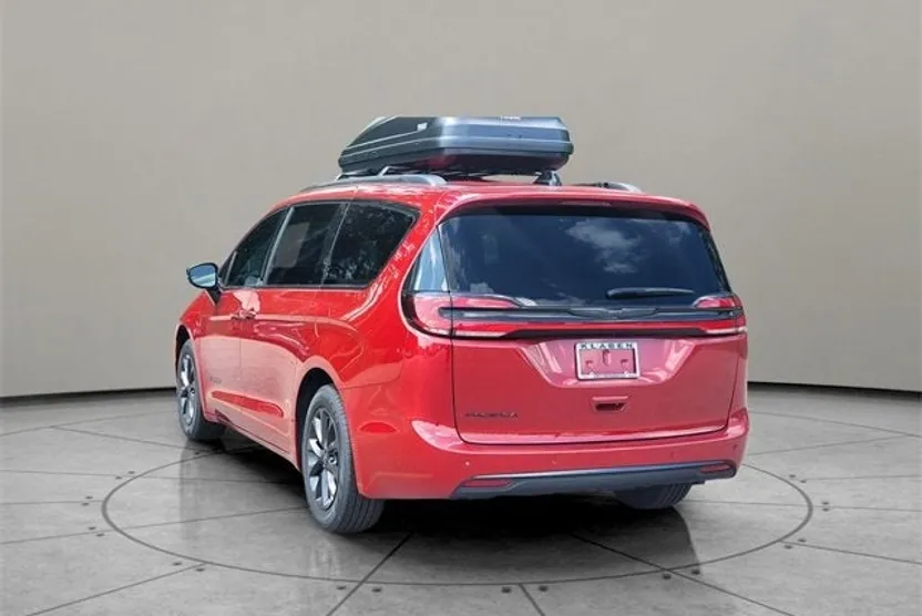 2025 Chrysler Pacifica photo 1