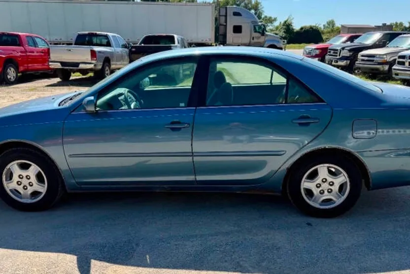 2002 Toyota Camry LE photo 1