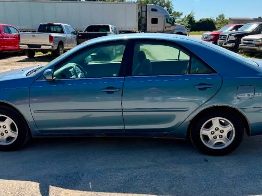 2002 Toyota Camry LE photo 1