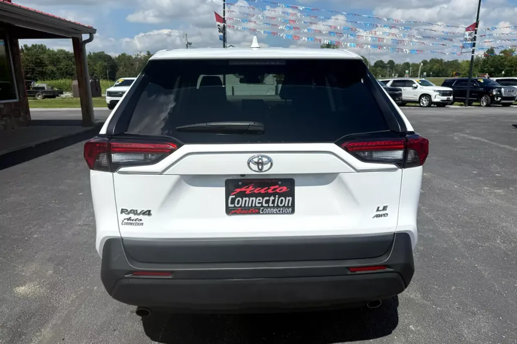 2024 Toyota RAV4 LE photo 1