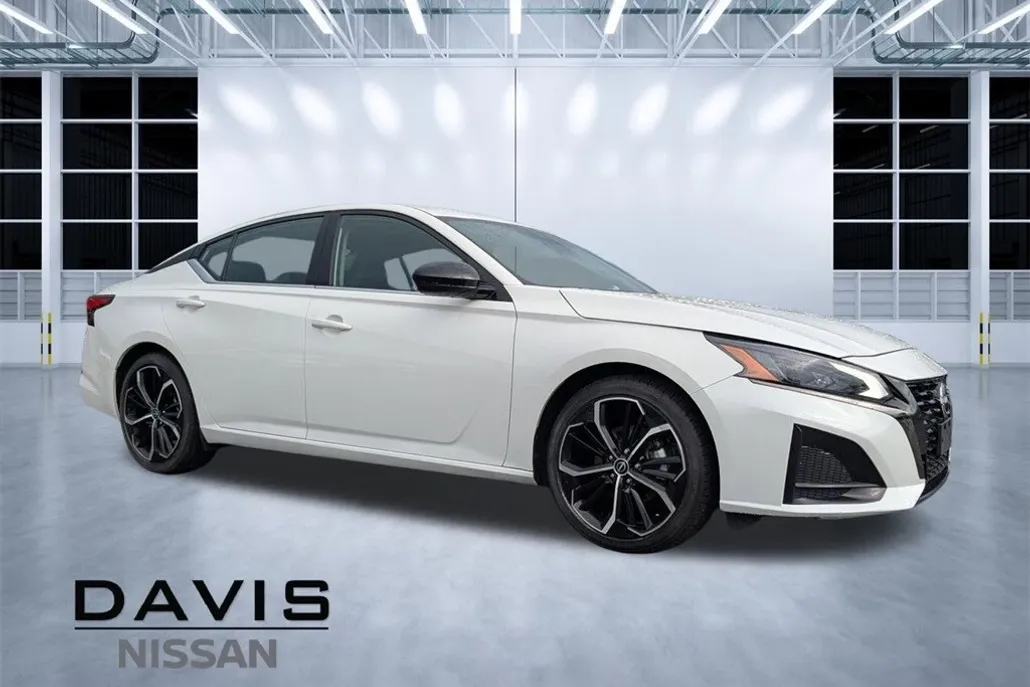 2024 Nissan Altima 2.5 SR photo 1