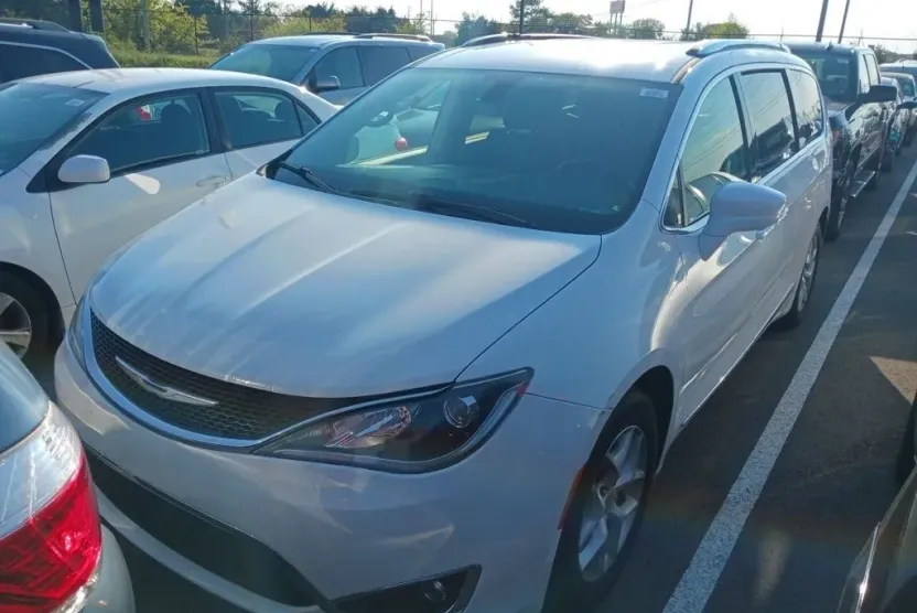 2018 Chrysler Pacifica Touring L photo 1