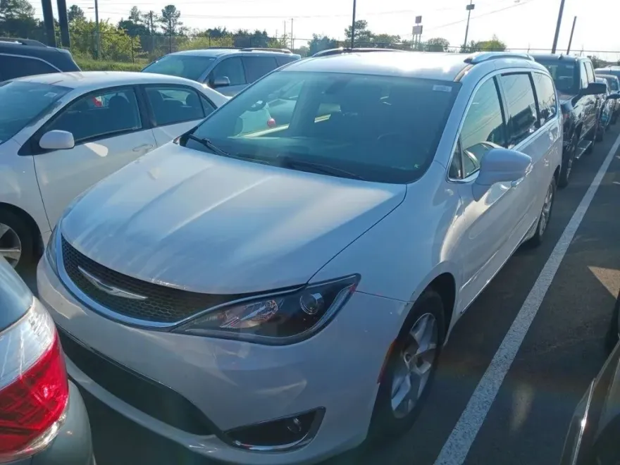 2018 Chrysler Pacifica Touring L photo 1